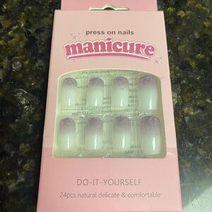 24 Piece press on fingernails